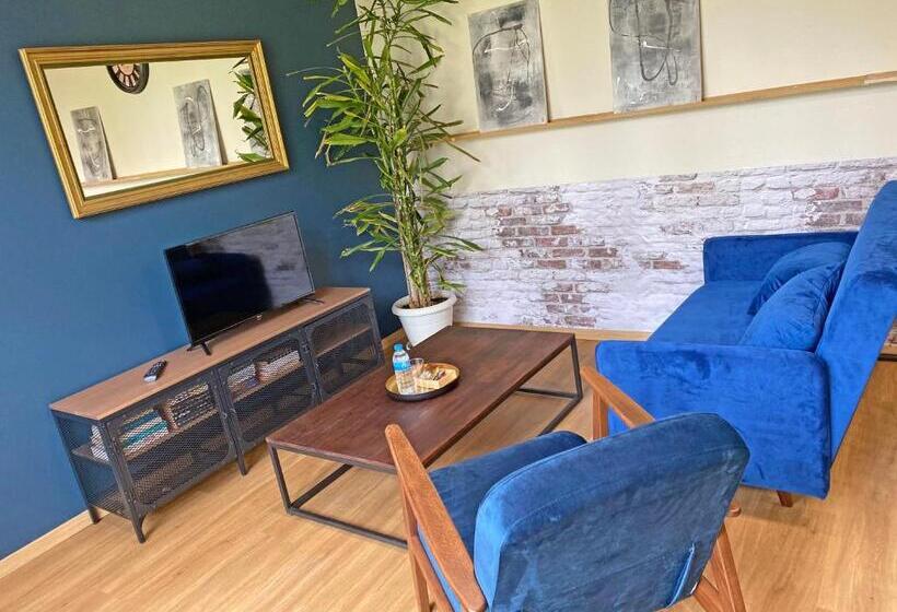 דירת חדר בקומת קרקע, Angèle & Auguste