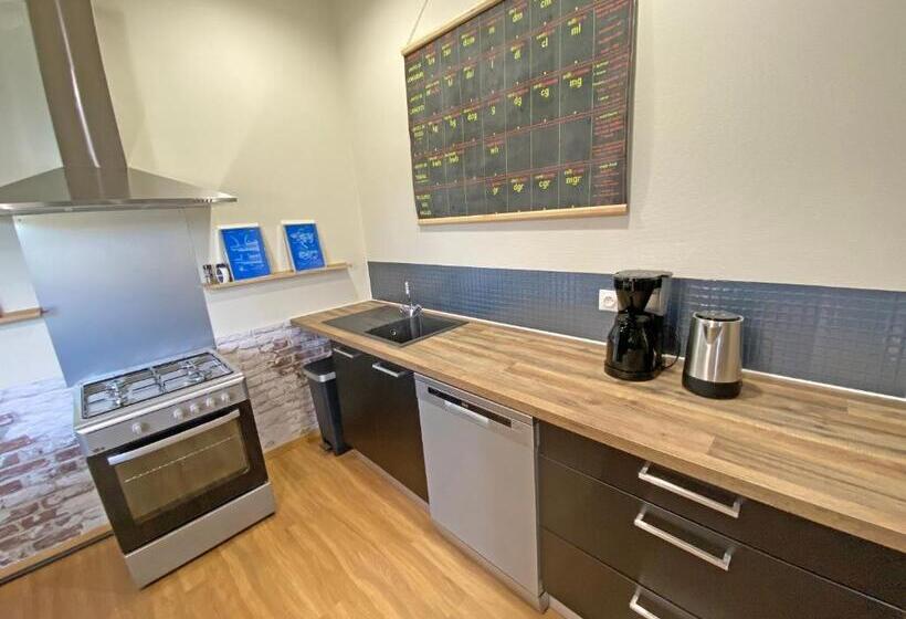 דירת חדר בקומת קרקע, Angèle & Auguste