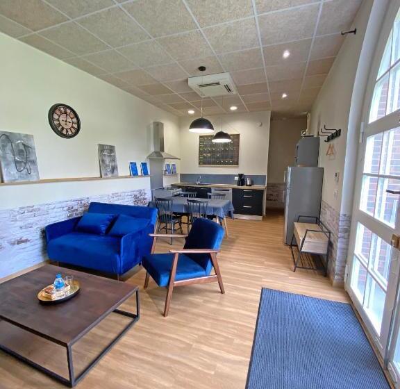 דירת חדר בקומת קרקע, Angèle & Auguste