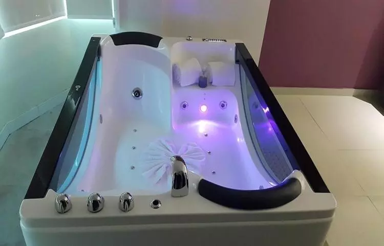 デラックススイート, Emirates Hotel & Suites