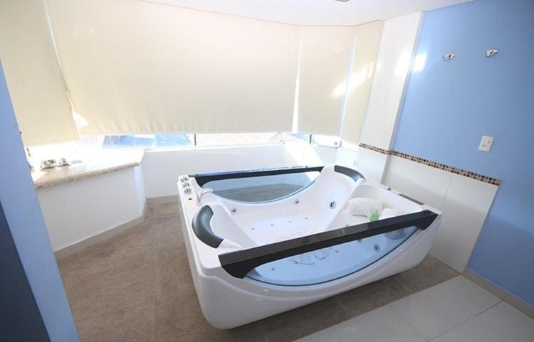 سوییت لوکس, Emirates Hotel & Suites