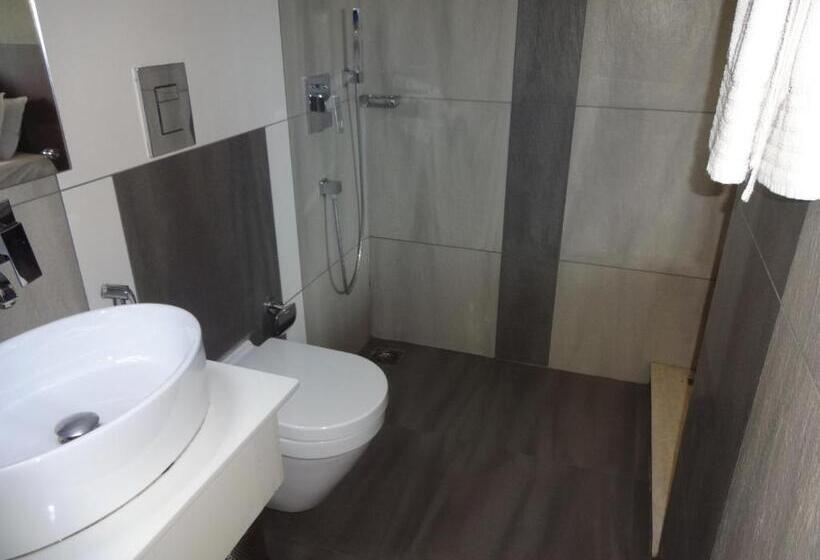 Quarto Estandar, Paramount Tower