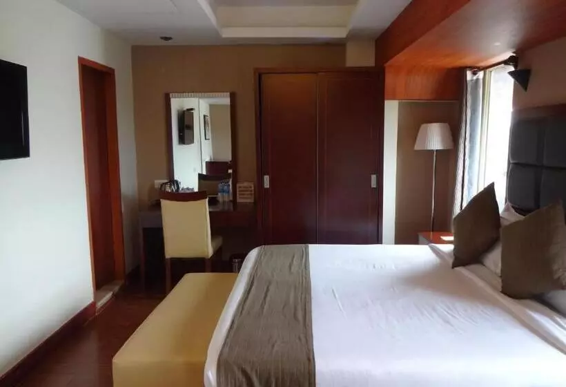 Suite, Paramount Tower