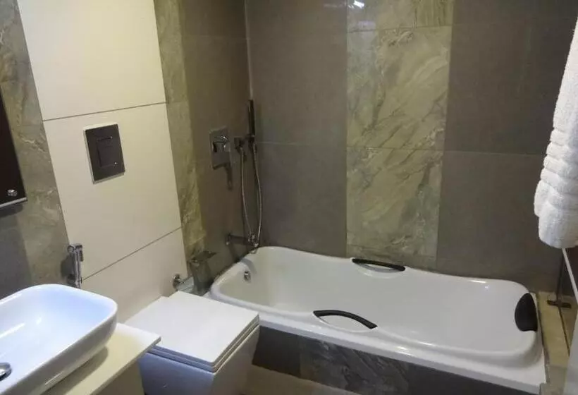 Suite, Paramount Tower