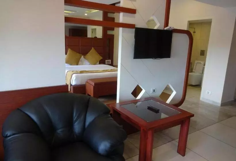 Suite, Paramount Tower