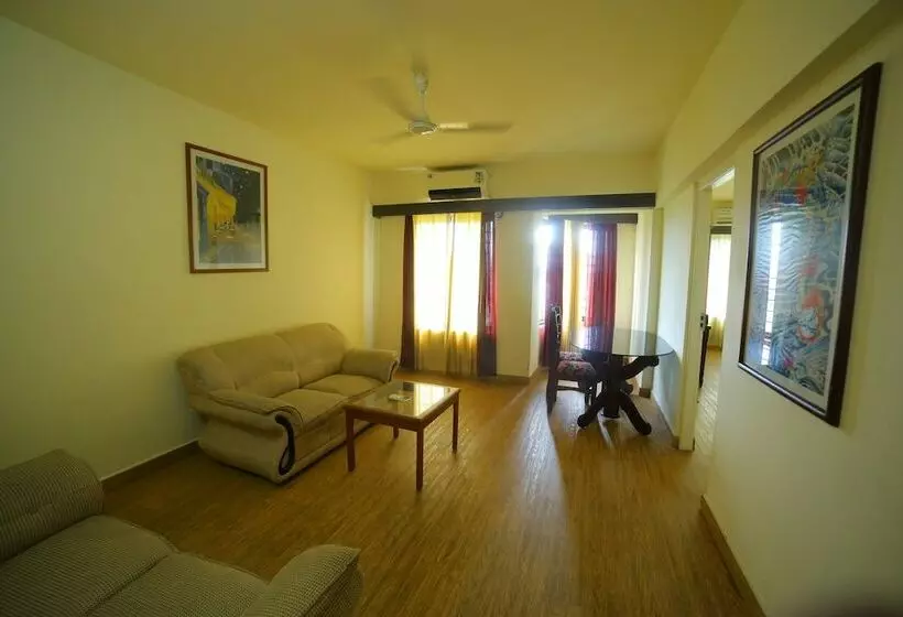 سوییت خانوادگی, Plaza Suites