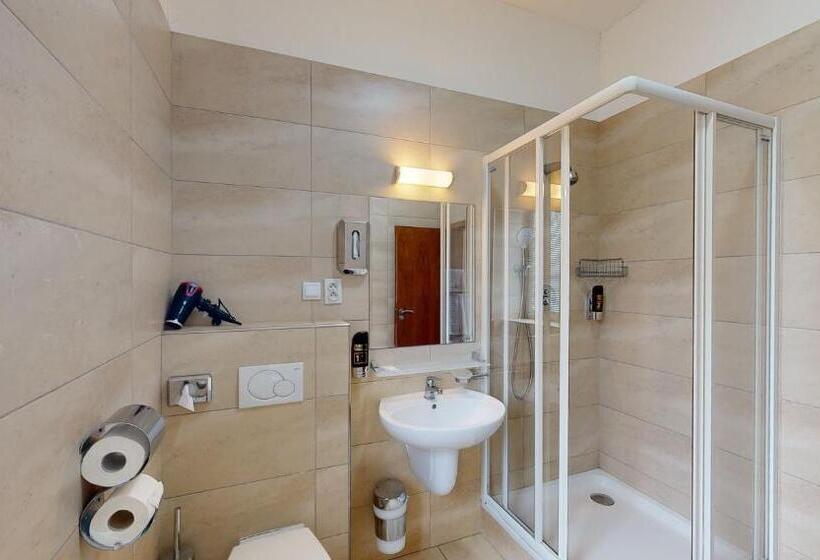 Номер Стандарт Вид на Сад, Klaudia S Hotel & Restaurant At Golf Resort, Bač šamorín