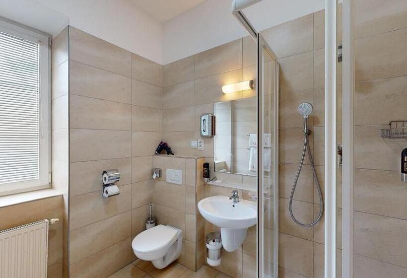 Номер Стандарт Вид на Сад, Klaudia S Hotel & Restaurant At Golf Resort, Bač šamorín