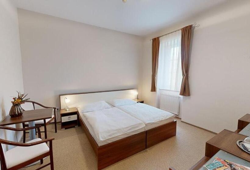 Номер Стандарт Вид на Сад, Klaudia S Hotel & Restaurant At Golf Resort, Bač šamorín