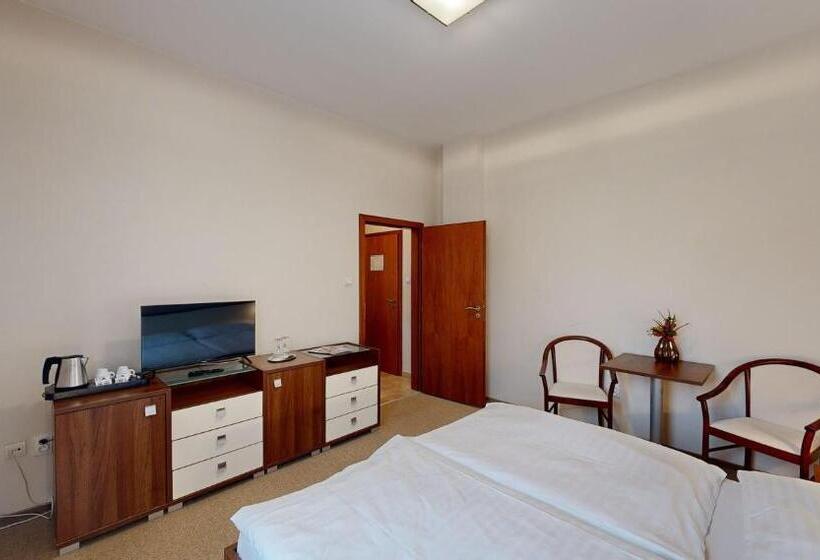 Номер Стандарт Вид на Сад, Klaudia S Hotel & Restaurant At Golf Resort, Bač šamorín