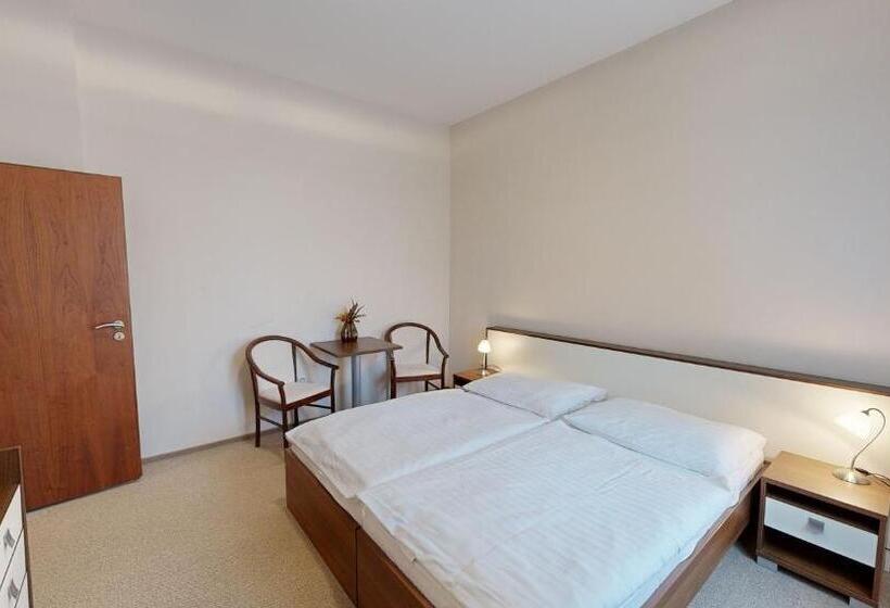 Номер Стандарт Вид на Сад, Klaudia S Hotel & Restaurant At Golf Resort, Bač šamorín