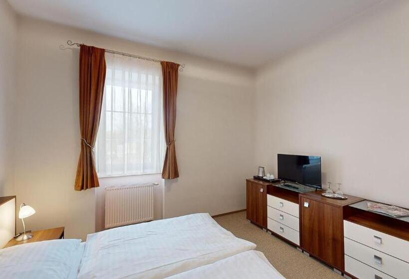 Номер Стандарт Вид на Сад, Klaudia S Hotel & Restaurant At Golf Resort, Bač šamorín