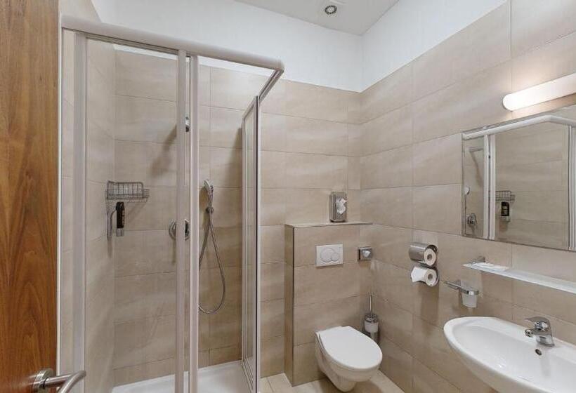 Трехместный Номер Стандарт Вид на Сад, Klaudia S Hotel & Restaurant At Golf Resort, Bač šamorín