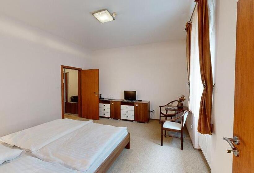 Трехместный Номер Стандарт Вид на Сад, Klaudia S Hotel & Restaurant At Golf Resort, Bač šamorín