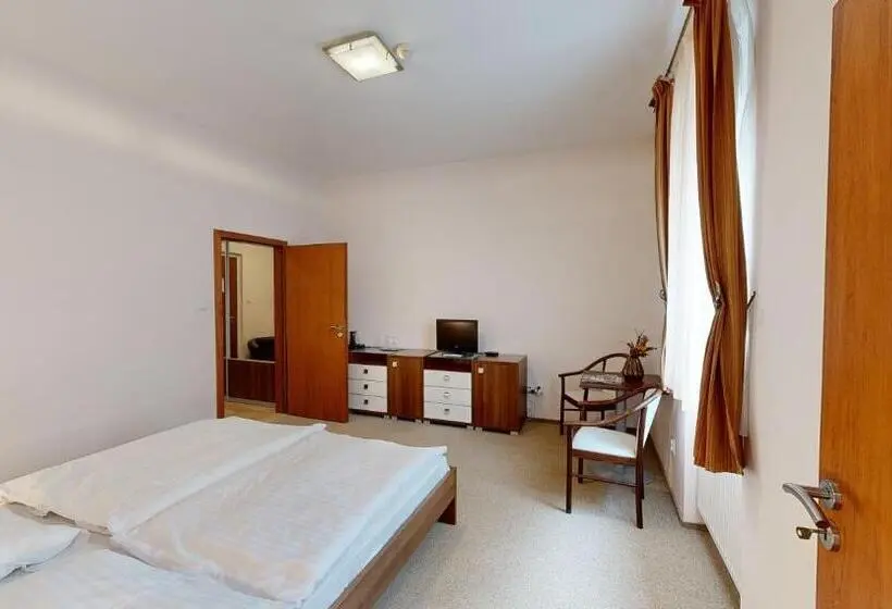 庭の見えるスタンダードトリプルルーム, Klaudia S Hotel & Restaurant At Golf Resort, Bač šamorín