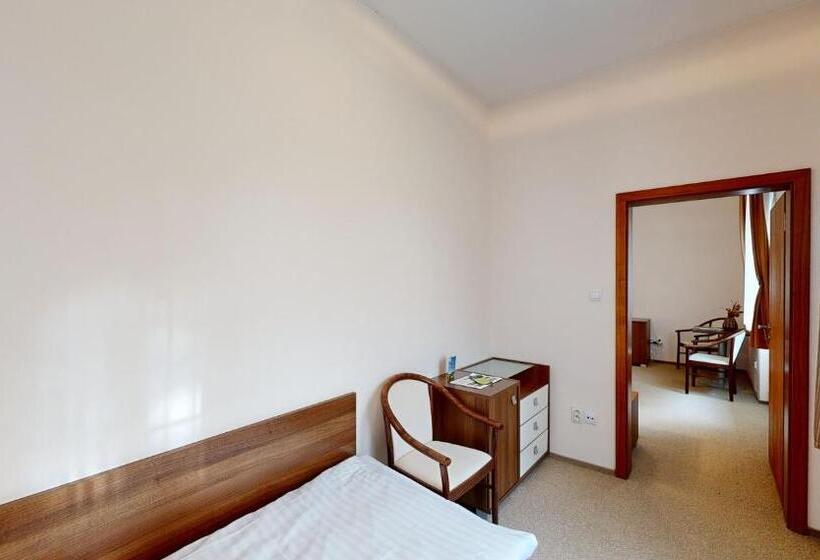 Трехместный Номер Стандарт Вид на Сад, Klaudia S Hotel & Restaurant At Golf Resort, Bač šamorín
