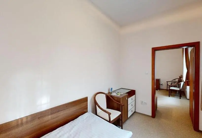 庭の見えるスタンダードトリプルルーム, Klaudia S Hotel & Restaurant At Golf Resort, Bač šamorín