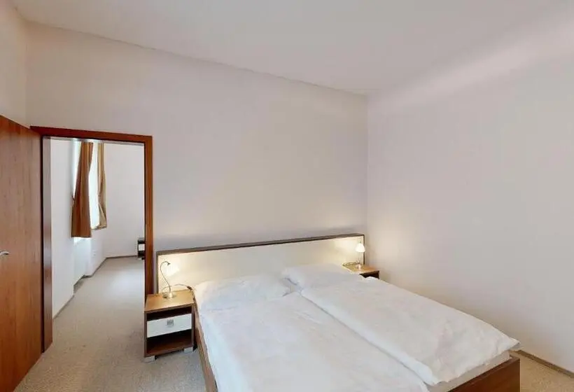 庭の見えるスタンダードトリプルルーム, Klaudia S Hotel & Restaurant At Golf Resort, Bač šamorín