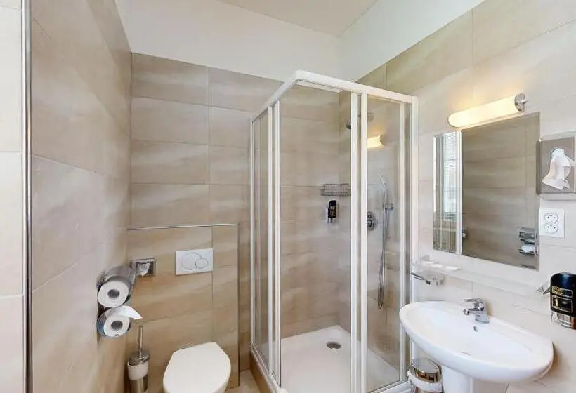 庭の見えるスタンダードトリプルルーム, Klaudia S Hotel & Restaurant At Golf Resort, Bač šamorín