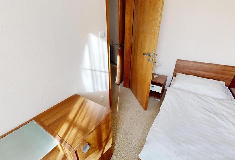 Трехместный Номер Стандарт Вид на Сад, Klaudia S Hotel & Restaurant At Golf Resort, Bač šamorín