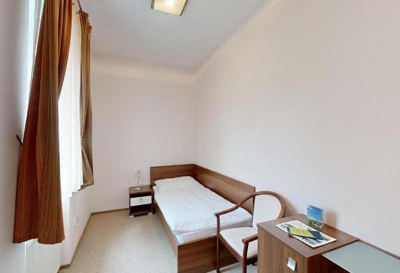 Трехместный Номер Стандарт Вид на Сад, Klaudia S Hotel & Restaurant At Golf Resort, Bač šamorín