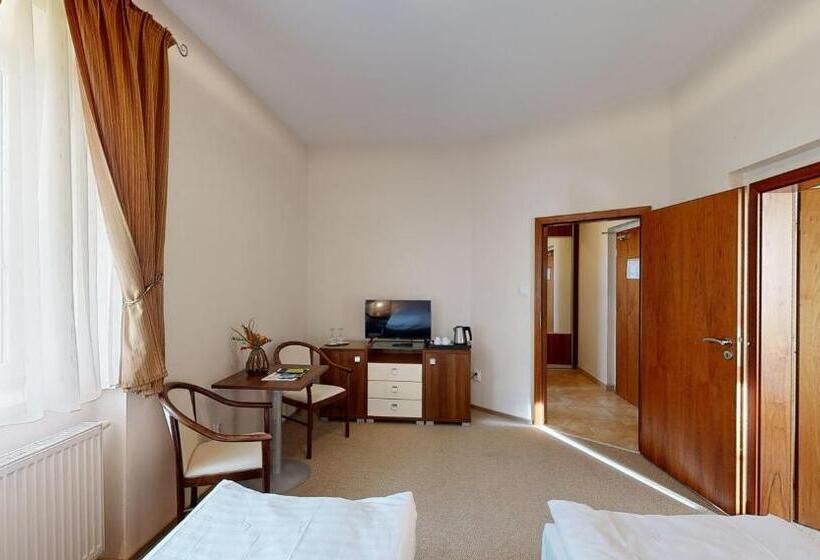 Трехместный Номер Стандарт Вид на Сад, Klaudia S Hotel & Restaurant At Golf Resort, Bač šamorín