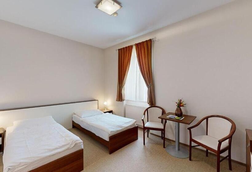 Трехместный Номер Стандарт Вид на Сад, Klaudia S Hotel & Restaurant At Golf Resort, Bač šamorín