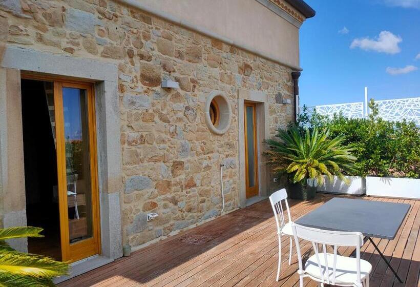 غرفة قياسية مزوَّدة بتراس, Alimunera