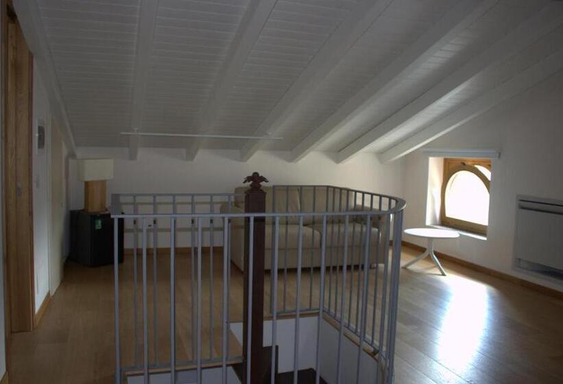 غرفة قياسية مطلّة علي البحر مزوَّدة بشُرفة, Alimunera