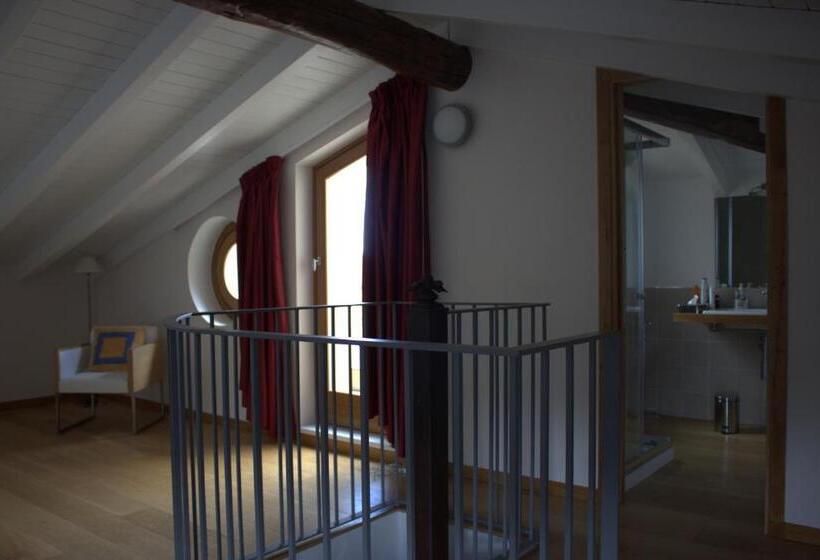 غرفة قياسية مطلّة علي البحر مزوَّدة بشُرفة, Alimunera