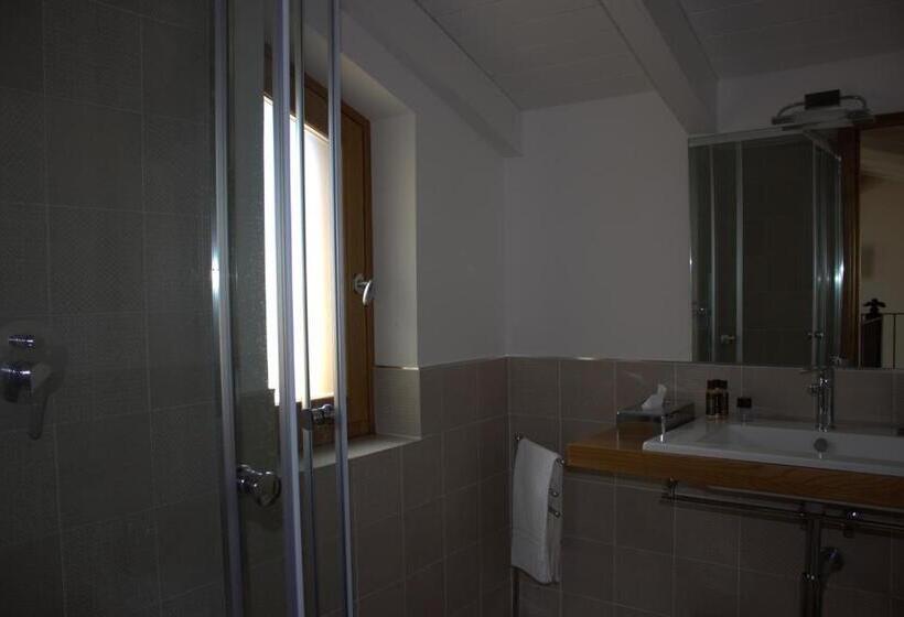 غرفة قياسية مطلّة علي البحر مزوَّدة بشُرفة, Alimunera