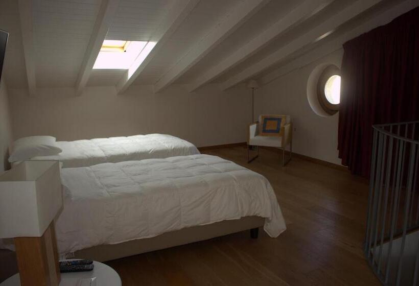 غرفة قياسية مطلّة علي البحر مزوَّدة بشُرفة, Alimunera