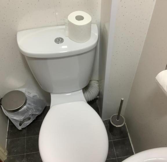 Семейный Номер, Tuxford House