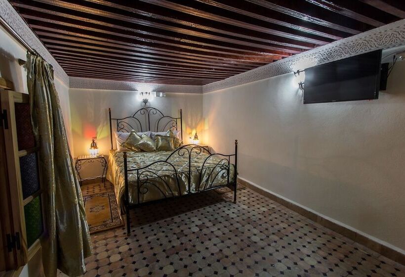 اتاق خانوادگی, Riad Taryana