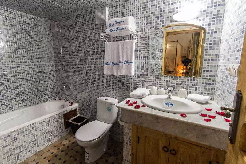 اتاق لوکس, Riad Taryana