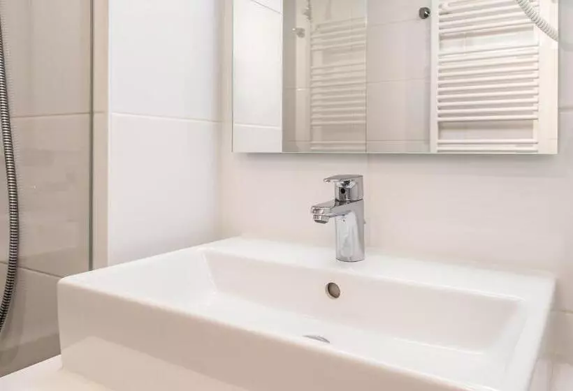 1 Bedroom Apartment with Views, Yays Amsterdam Salthouse Canal By Numa