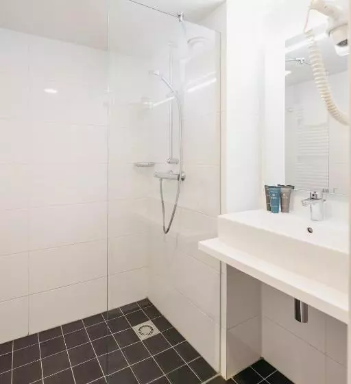 1 Bedroom Apartment with Views, Yays Amsterdam Salthouse Canal By Numa