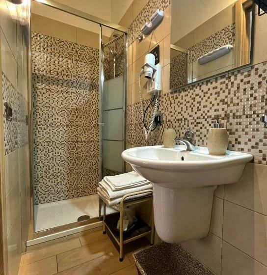 اتاق لوکس با تخت بزرگ, La Corte Di Angelica