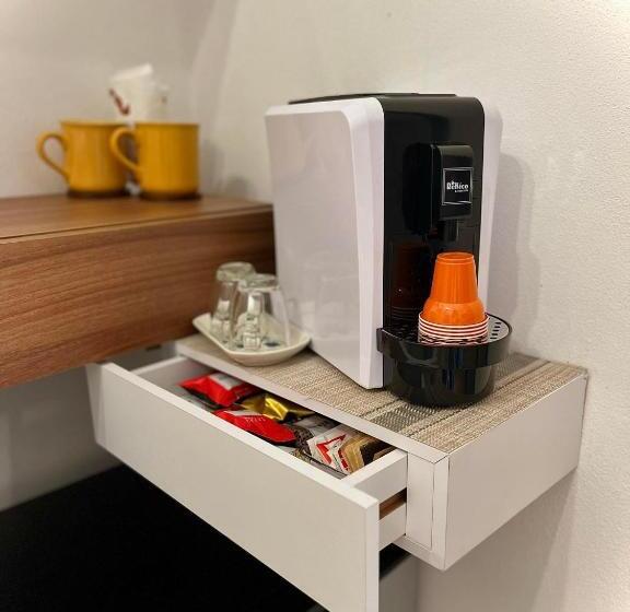 اتاق خانوادگی, La Corte Di Angelica