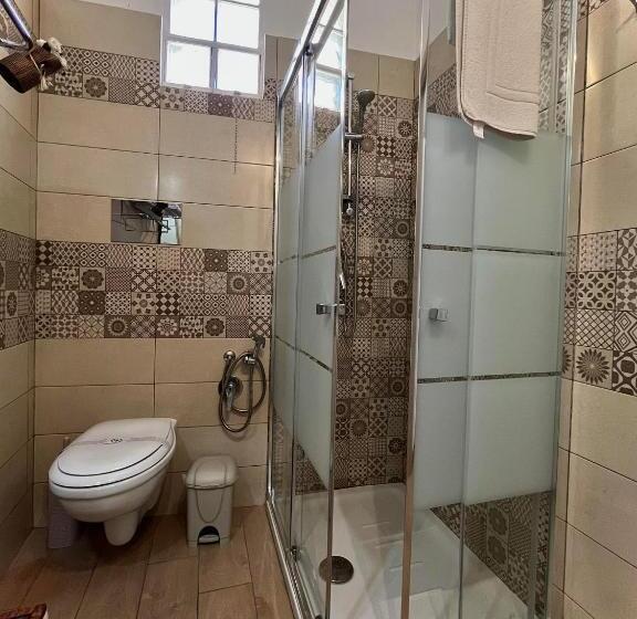 اتاق خانوادگی, La Corte Di Angelica