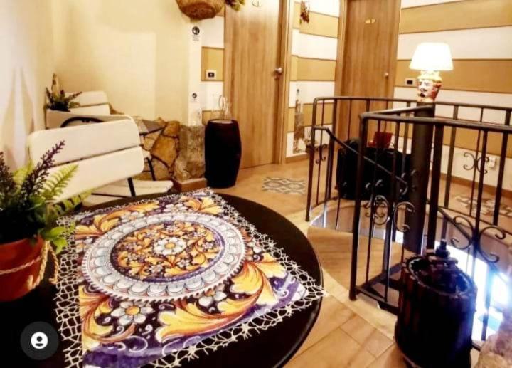 اتاق خانوادگی, La Corte Di Angelica