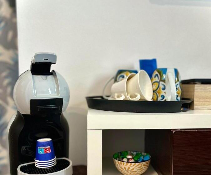 اتاق خانوادگی, La Corte Di Angelica