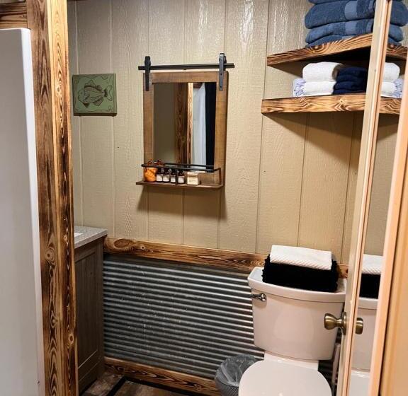 Standard studio with lake view, Buddy S Harbor