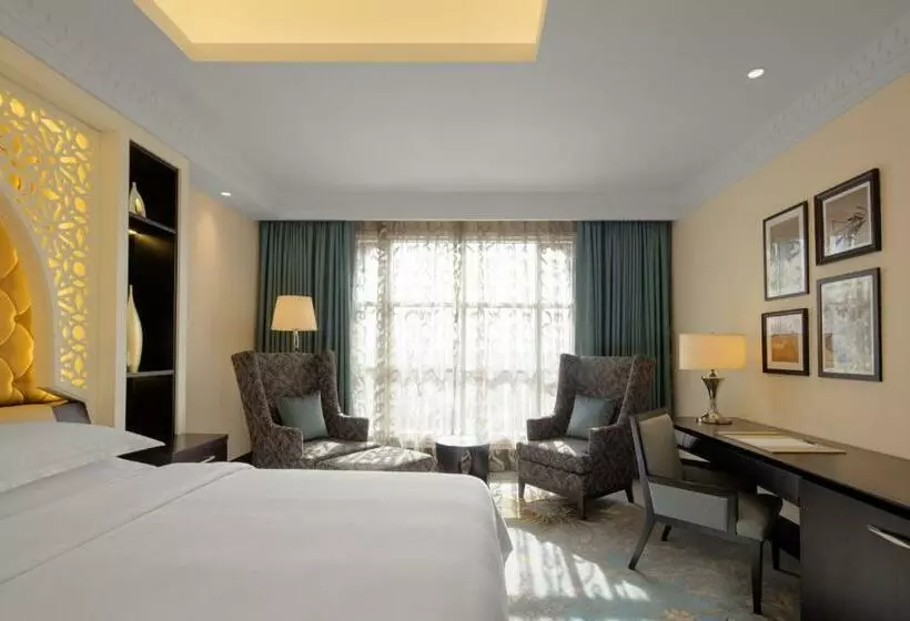 キングサイズベッド、シティビューデラックスルーム, Sheraton Sharjah Beach Resort And Spa