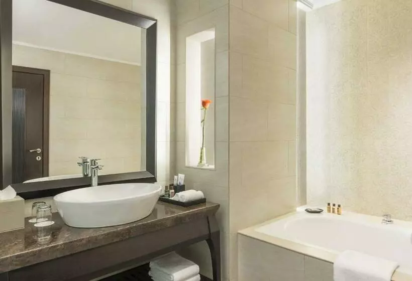 キングサイズベッド、シティビューデラックスルーム, Sheraton Sharjah Beach Resort And Spa