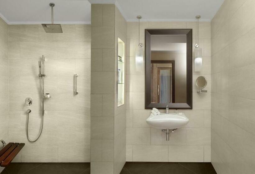 Номер Deluxe Кровать Кинг Вид на Город, Sheraton Sharjah Beach Resort And Spa