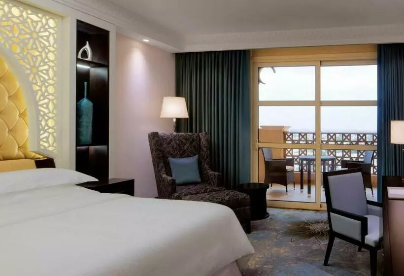 キングサイズベッド、シティビューデラックスルーム, Sheraton Sharjah Beach Resort And Spa