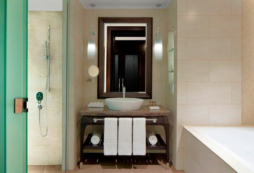 اتاق سوپریور با چشمانداز دریا, Sheraton Sharjah Beach Resort And Spa