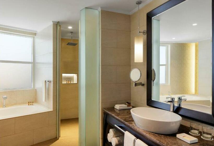 Люкс Клуб, Sheraton Sharjah Beach Resort And Spa