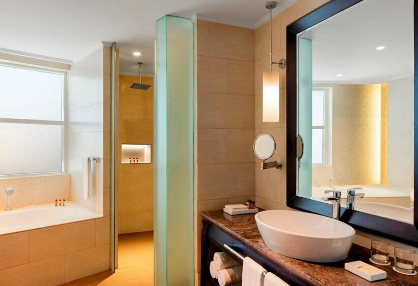 سوئیت کلاب, Sheraton Sharjah Beach Resort And Spa